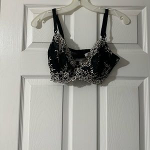 Wacoal underwire Women's bra is a size 34DD.